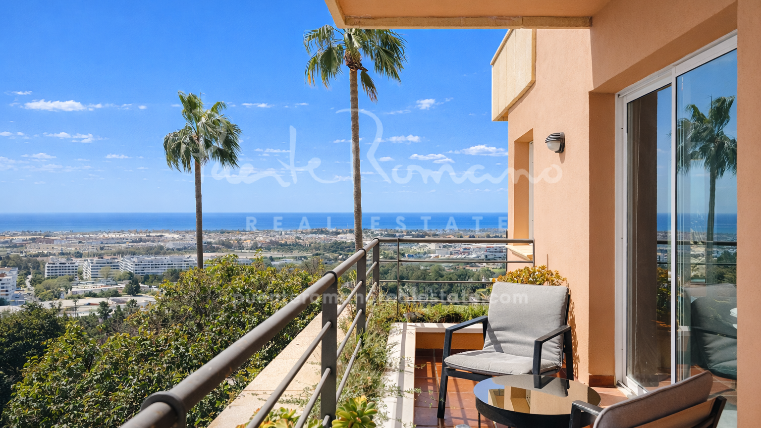 Luminoso apartamento con vistas panorámicas al mar y al golf en Magna Marbella