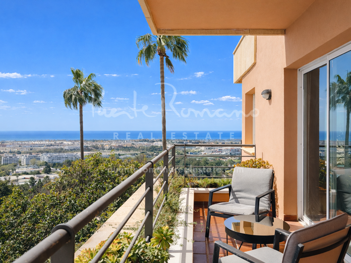 Luminoso apartamento con vistas panorámicas al mar y al golf en Magna Marbella