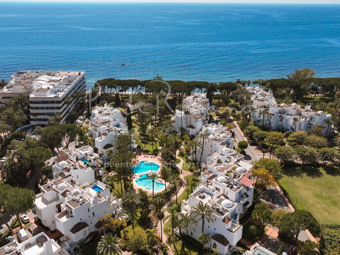 Increíble ático en primera línea de playa en la preciosa comunidad cerrada de Alhambra del Mar