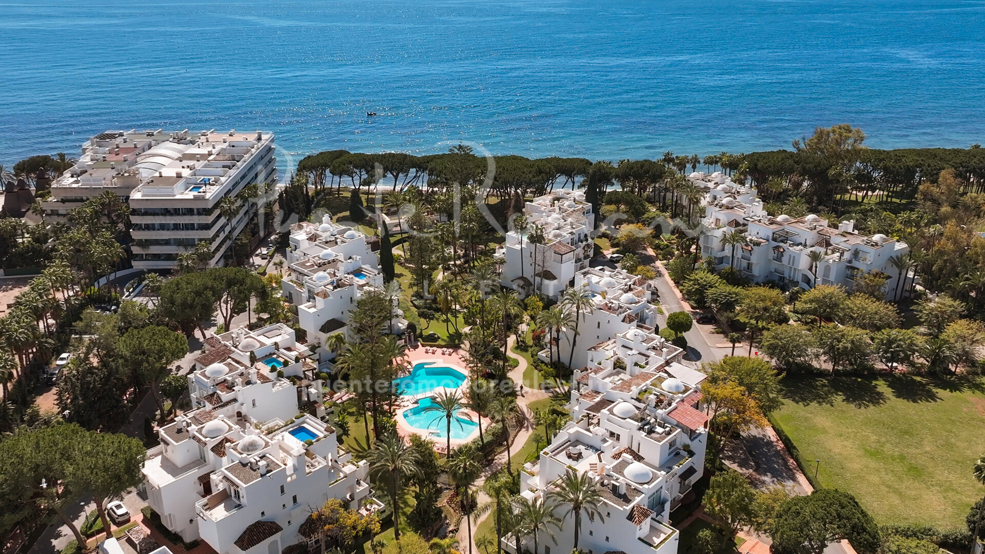 Increíble ático en primera línea de playa en la preciosa comunidad cerrada de Alhambra del Mar