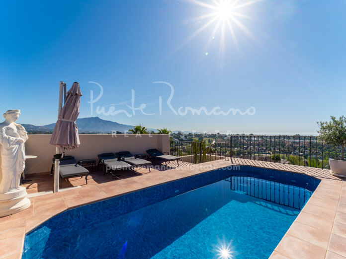 Ático dúplex de lujo en El Paraíso Hills con impresionante terraza en la azotea y piscina privada