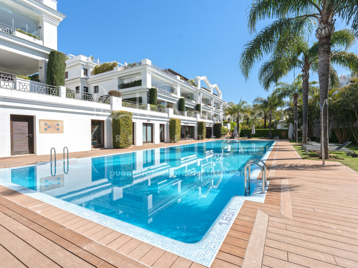 Elegante apartamento en planta baja con jardín y vistas al mar en Doncella Beach, Estepona