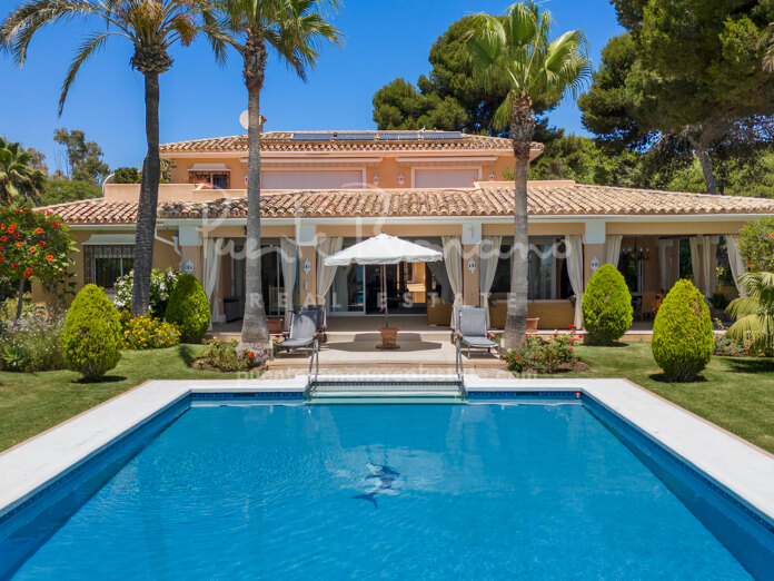 Villa Serena, una hermosa villa frente al mar con jardines maduros en Estepona