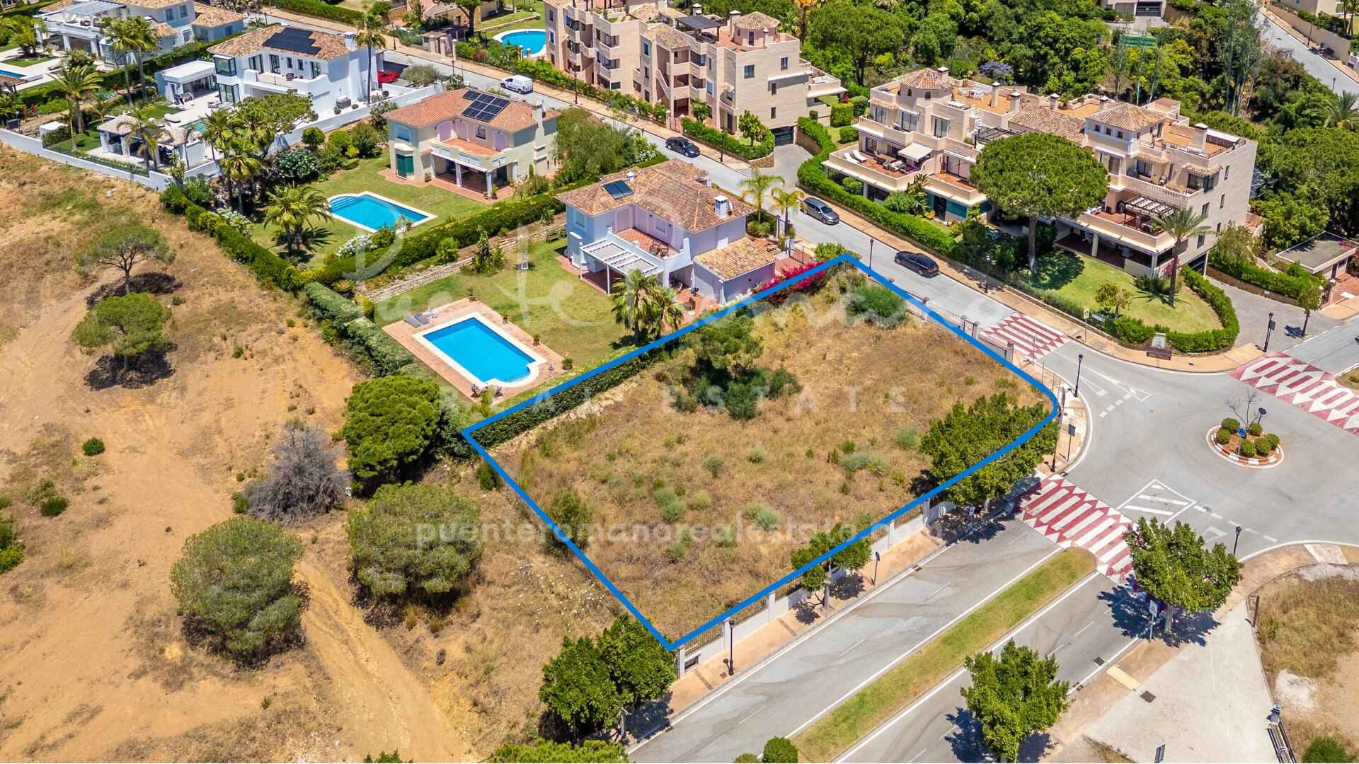 Parcela en esquina privilegiada con proyecto de villa en el corazón de Elviria, Marbella