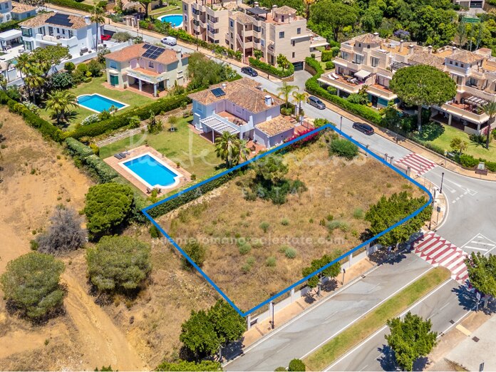 Parcela en esquina privilegiada con proyecto de villa en el corazón de Elviria, Marbella