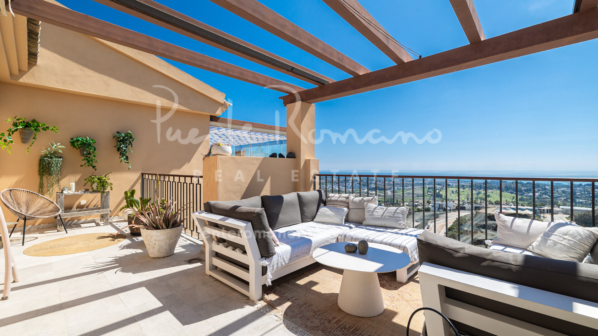 Stylish penthouse with tourist licence in Hacienda del Señorio de Cifuentes, Benahavis