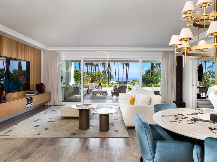Exclusivo apartamento con jardín en primera línea de playa en Los Granados II