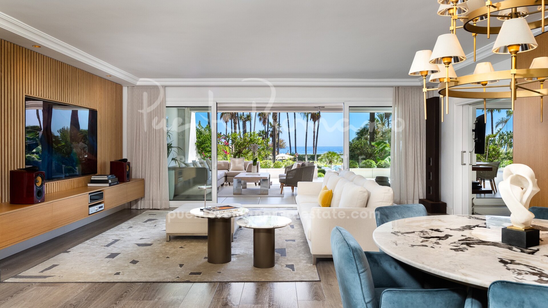 Prestigious beachfront apartment with private garden in Los Granados II