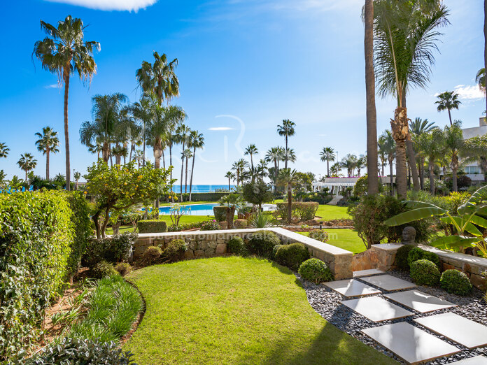 Exclusivo apartamento con jardín en primera línea de playa en Los Granados II