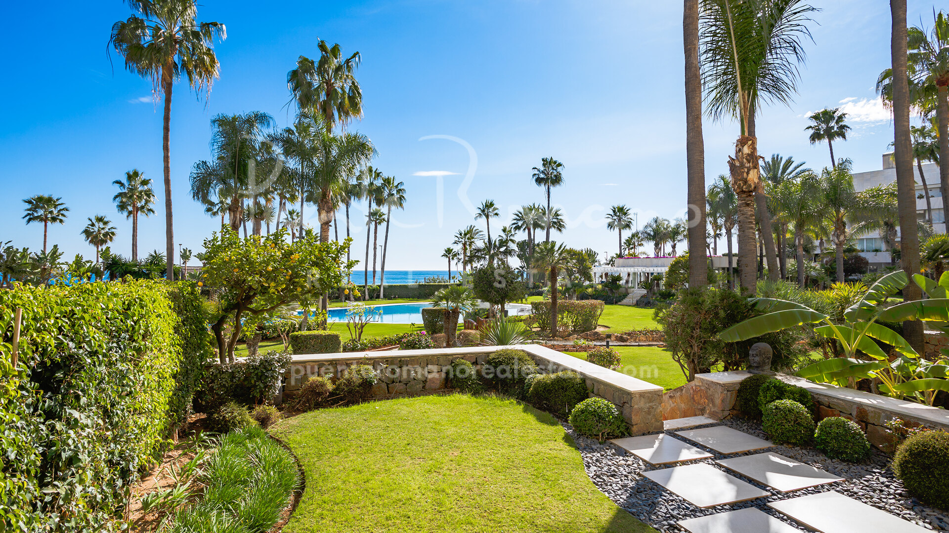 Exclusivo apartamento con jardín en primera línea de playa en Los Granados II