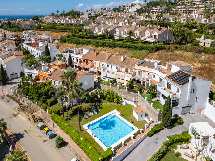 Charming, corner, semi-detached house in Paraíso Barronal, New Golden Mile