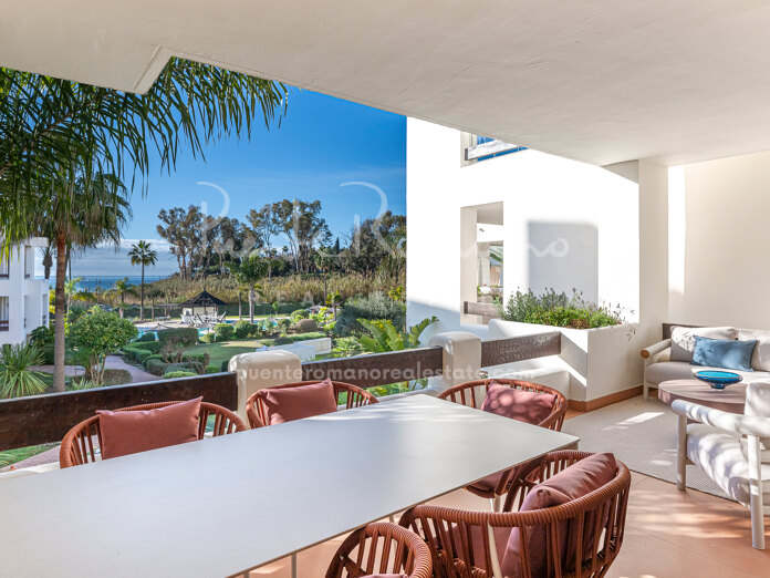 Impecable apartamento con vistas al mar en Bahía del Velerín, Estepona