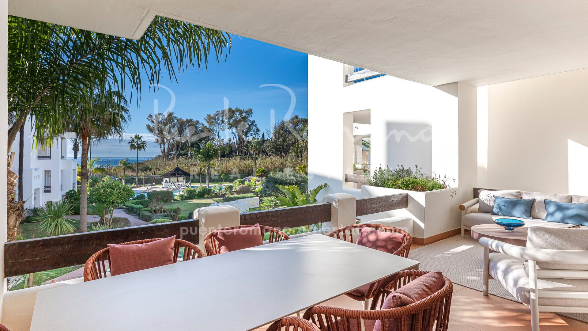 Impeccable apartment with sea views in Bahia del Velerin, Estepona