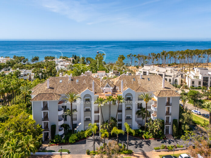 Elegante apartamento junto a la playa con vistas al mar en Terrazas de Puente Romano