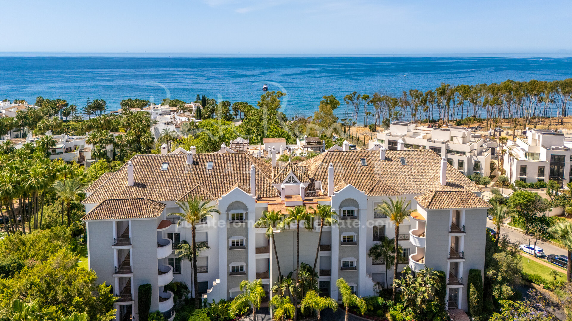 Elegant beachside apartment with sea views in Terrazas de Puente Romano