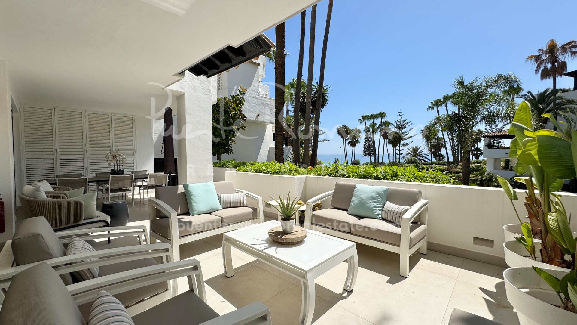 Exclusivo apartamento en planta baja con vistas al mar en los Jardines Japoneses de Marina Puente Romano