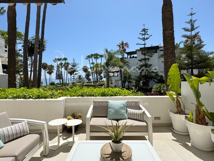 Exclusivo apartamento en planta baja con vistas al mar en los Jardines Japoneses de Marina Puente Romano