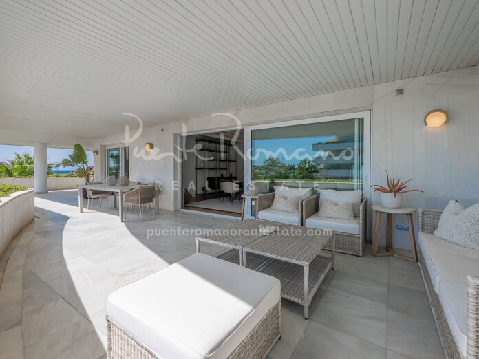 Stylish corner apartment with partial sea views in El Embrujo Banús, Puerto Banús