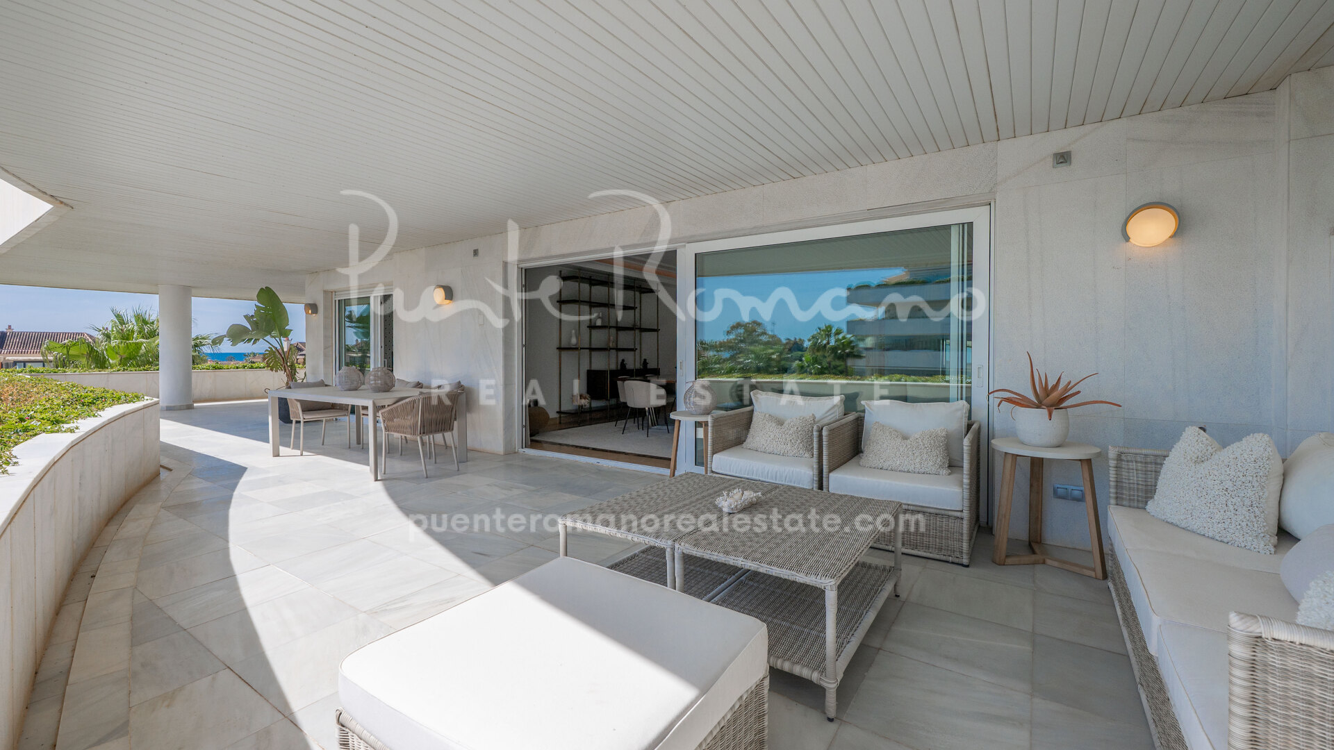Stylish corner apartment with partial sea views in El Embrujo Banús, Puerto Banús
