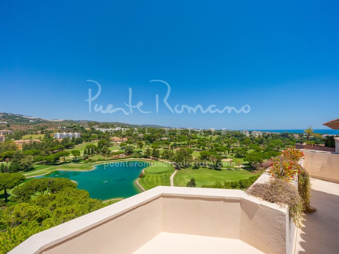 Ático dúplex en primera línea de golf en Marbella Este, con amplias vistas panorámicas