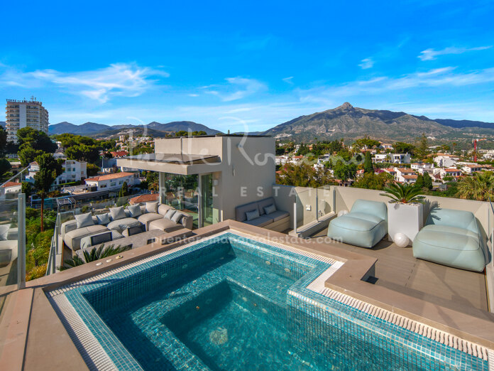Villa moderna con solárium en la azotea con vistas a La Concha en Nueva Andalucía