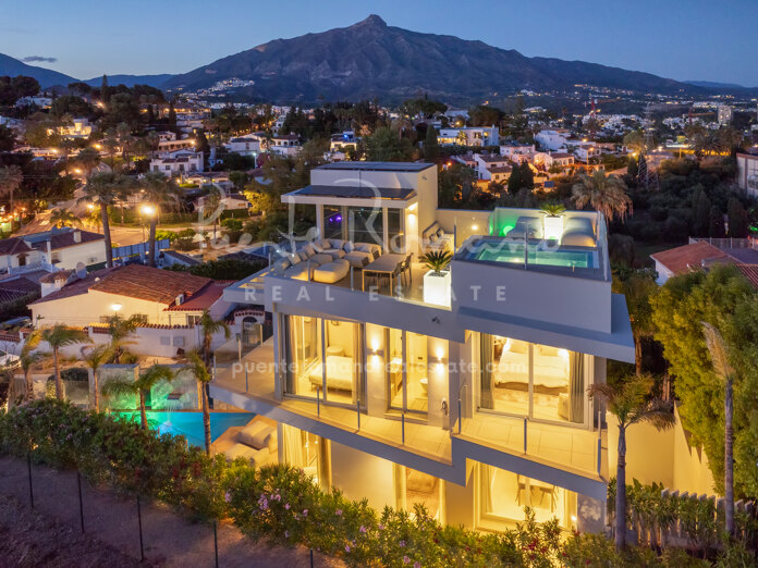 Modern villa with rooftop solarium with views to La Concha in Nueva Andalucía