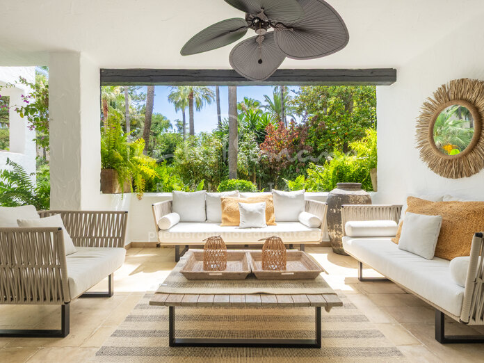 Luxury ground-floor apartment in Puente Romano II, prime beachside location on Marbella’s Golden Mile