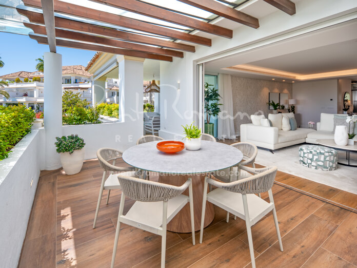 Elegant apartment with beautiful sea and mountain views in Monte Paraíso