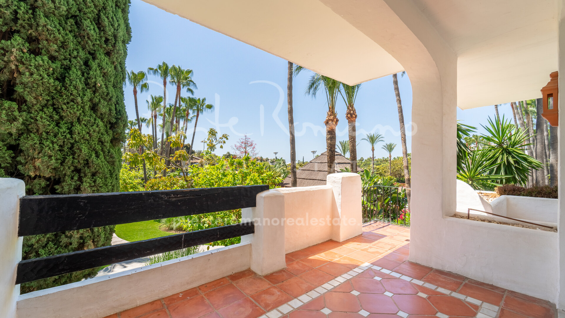 Apartamento junto al mar y con vistas a los jardines maduros en Marina Puente Romano