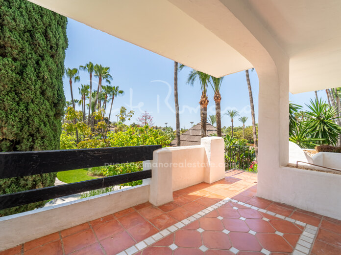 Apartamento junto al mar y con vistas a los jardines maduros en Marina Puente Romano