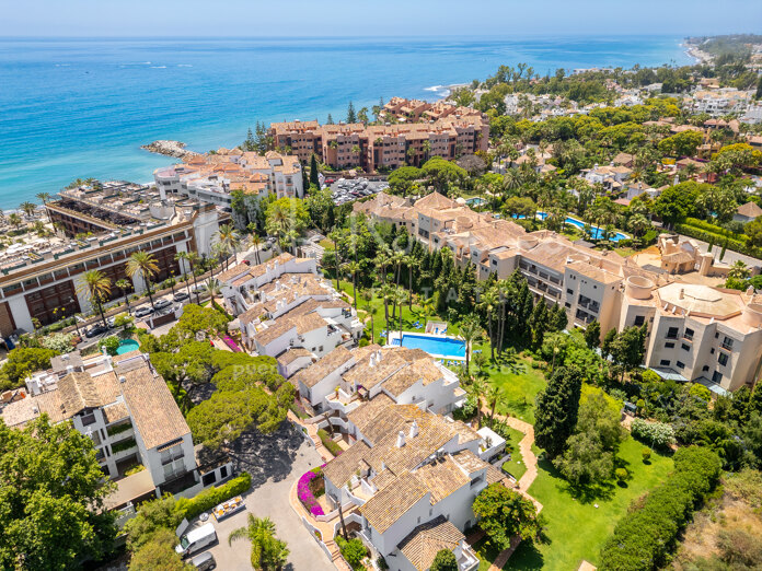 Elegant and bright duplex penthouse next to the best beaches in Puerto Banús, Marbella