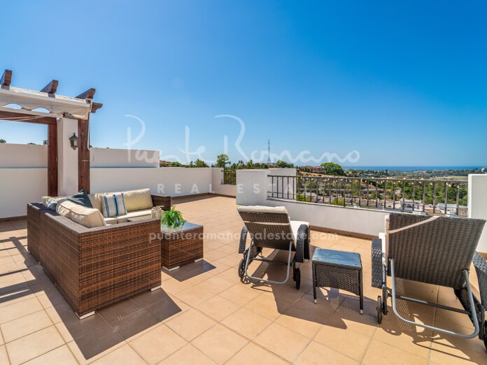 Duplex penthouse with panoramic sea views in Las Encinas, Los Arqueros Golf, Benahavís