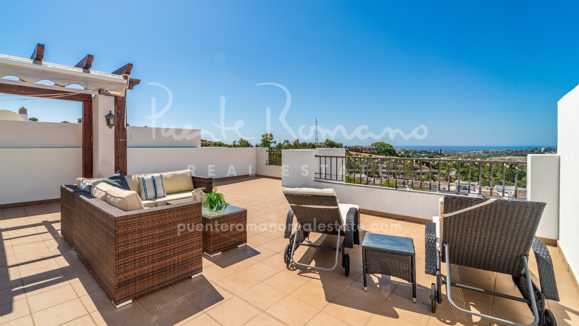 Duplex penthouse with panoramic sea views in Las Encinas, Los Arqueros Golf, Benahavís