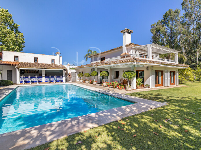 Amplia villa con excepcional potencial de renovación en la playa de Cancelada