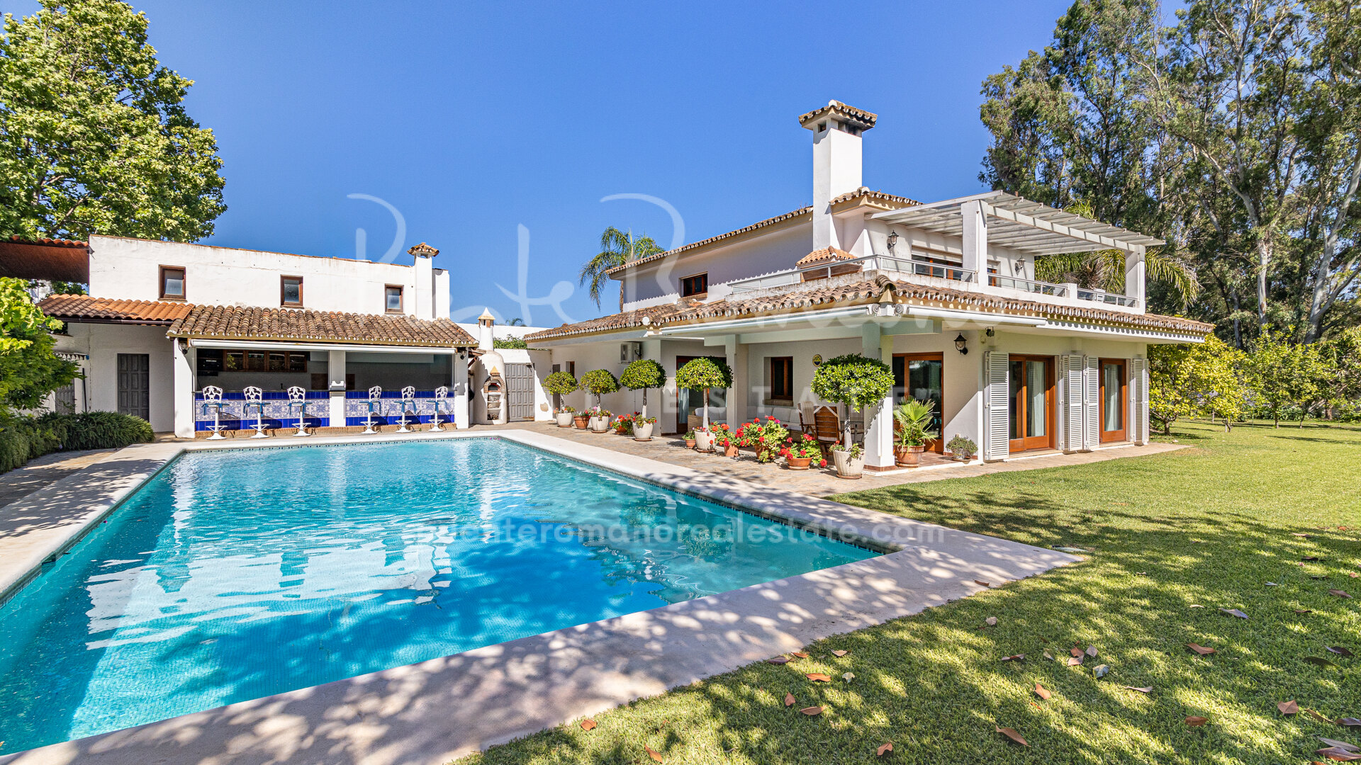 Spacious villa with exceptional renovation potential in Cancelada Beach