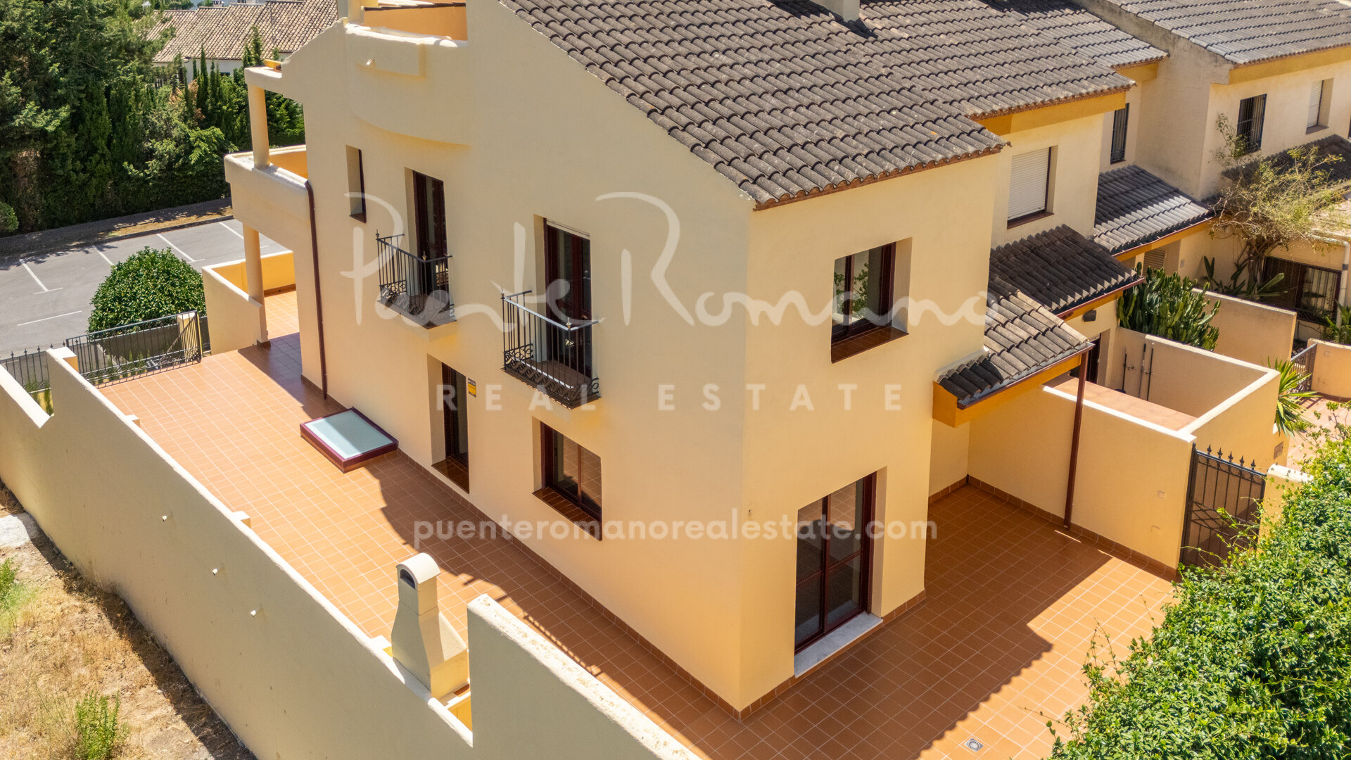 Corona de Nagüeles 17: Casa adosada de esquina con vistas panorámicas al mar, Milla de Oro de Marbella