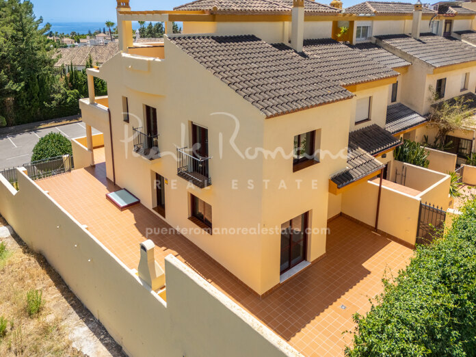 Casa adosada de esquina con vistas panorámicas al mar en Corona de Nagüeles, Milla de Oro de Marbella