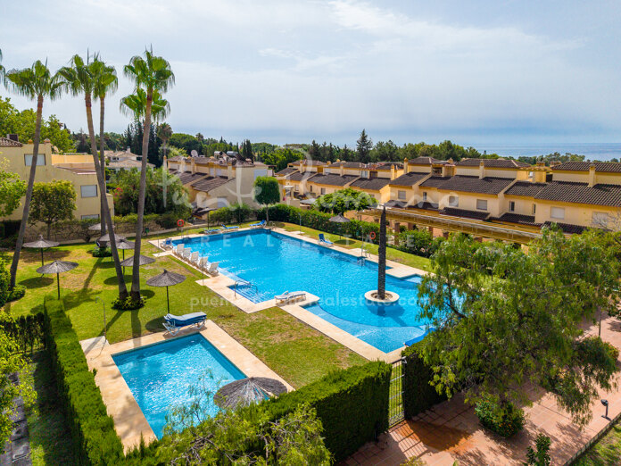 Corner townhouse with panoramic sea views and excellent potential in Corona de Nagüeles