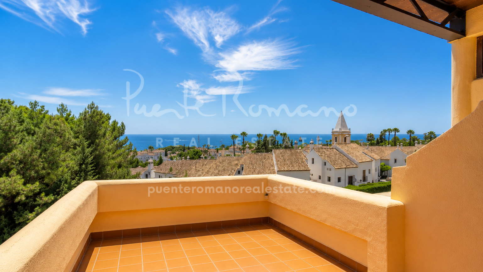 Casa adosada de esquina con vistas panorámicas al mar en Corona de Nagüeles, Milla de Oro de Marbella
