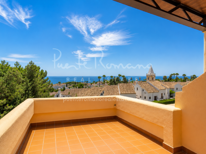 Casa adosada de esquina con vistas panorámicas al mar en Corona de Nagüeles, Milla de Oro de Marbella