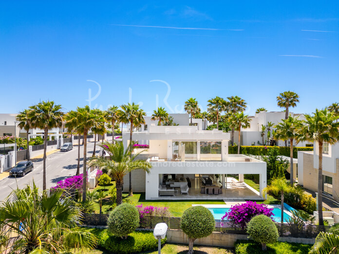 Soberbia villa contemporánea con vistas al mar y a la montaña en La Finca de Marbella
