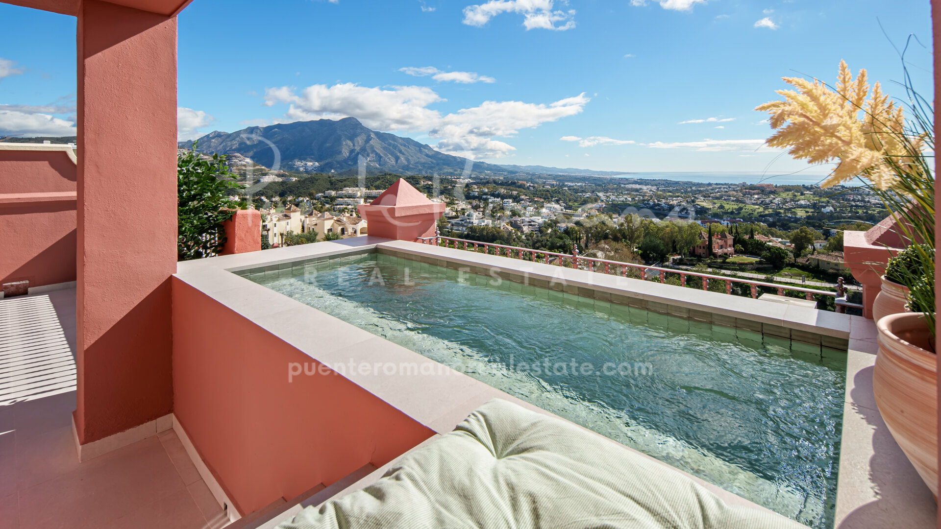 Duplex with a private terrace with plunge pool and panoramic mountain, golf and sea views in Monte Halcones