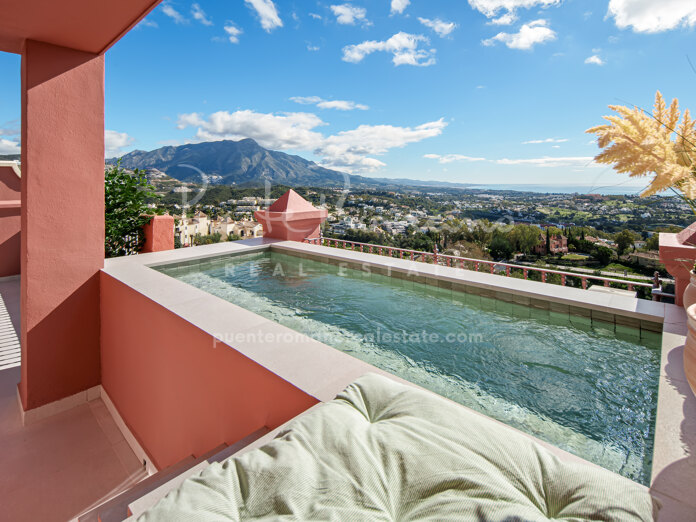 Duplex with a private terrace with plunge pool and panoramic mountain, golf and sea views in Monte Halcones