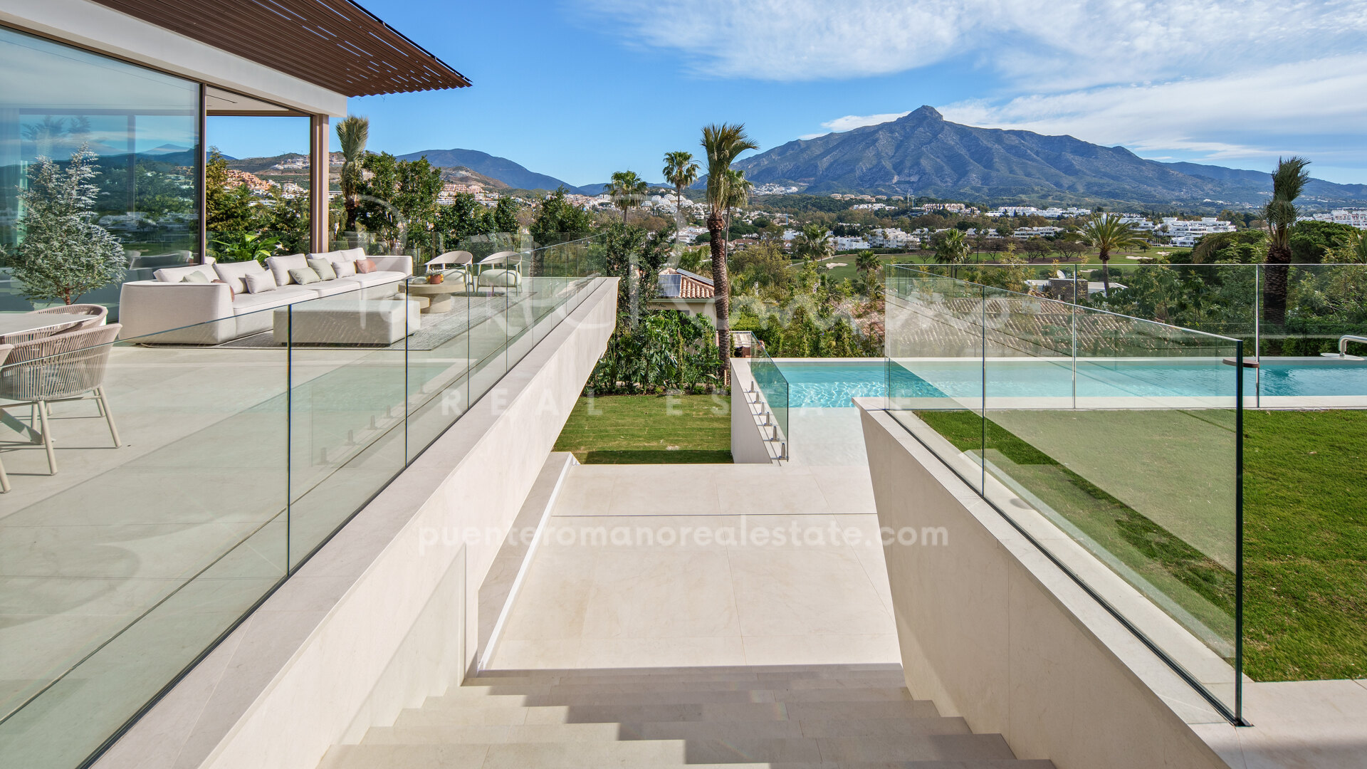Stunning modern villa in the golf valley of Nueva Andalucía
