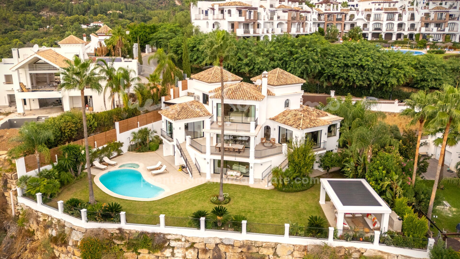 Villa Sophia: impresionante villa con vistas panorámicas al mar, al golf y a la montaña en Benahavís