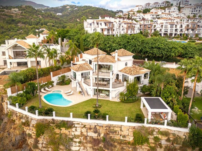 Villa Sophia: impresionante villa con vistas panorámicas al mar, al golf y a la montaña en Benahavís