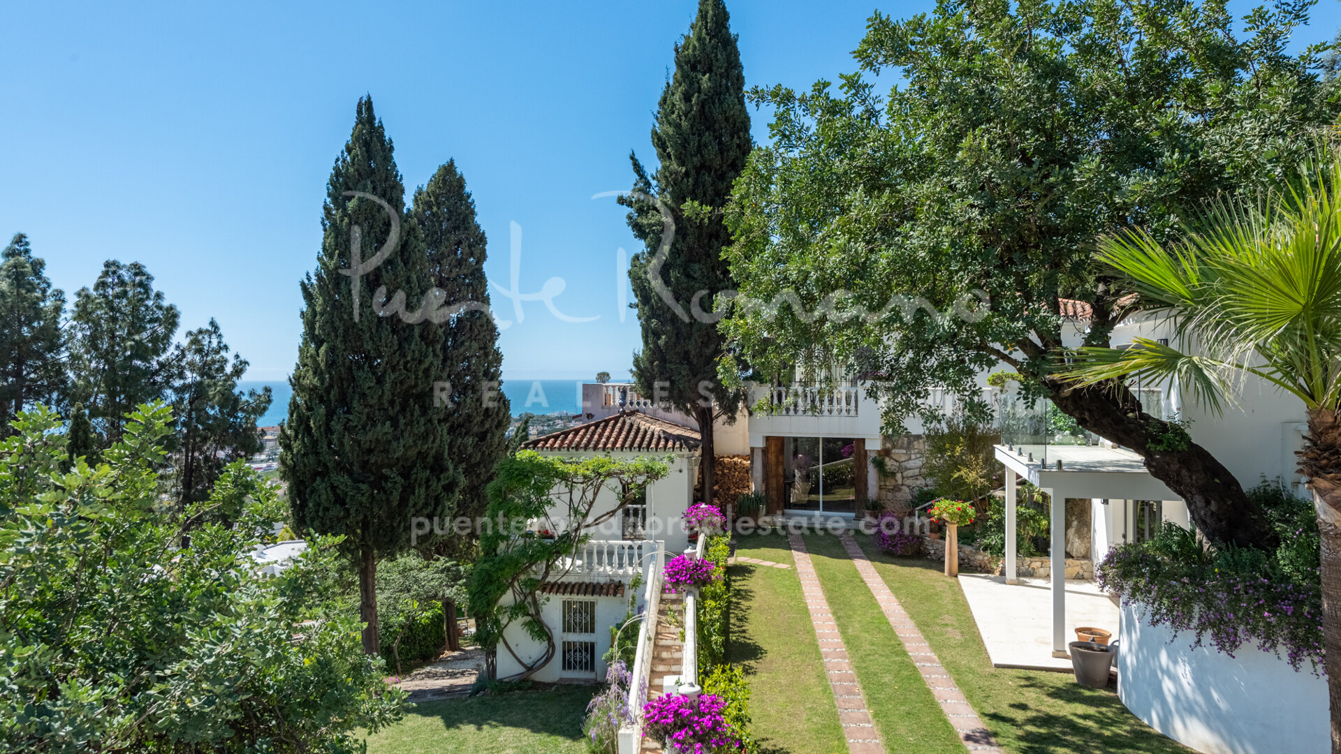 Villa with beautiful views, a peaceful natural setting and excellent potential, just minutes from all amenities in La Montua