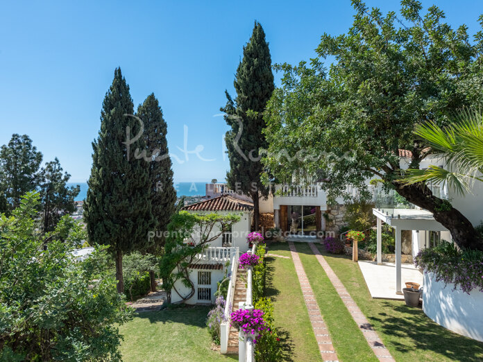 Villa with beautiful views, a peaceful natural setting and excellent potential, just minutes from all amenities in La Montua