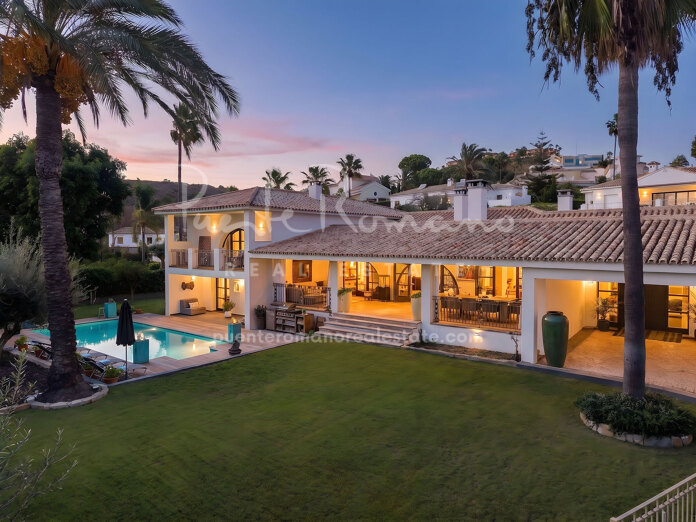 Elegante villa familiar de estilo mediterráneo con vistas al mar en El Paraíso Alto, Benahavís