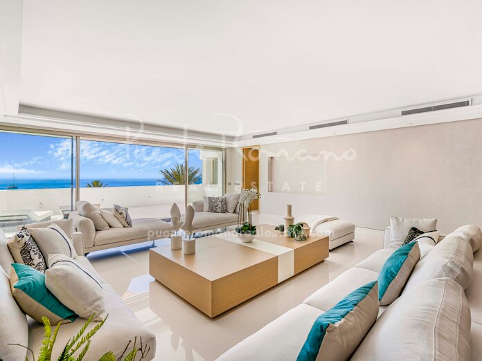 Excepcional apartamento moderno en primera línea de playa en Puerto Banús